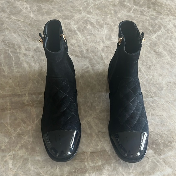 CC Chanel Suede Cap Toe Quilted Turnlock 1” Inch Stacked Heel Ankle Boots Sz 41 - Picture 1 of 15